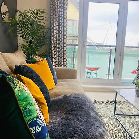 Luxury 2 Bedroom Waterfront Apartment With Balcony Newport Kültér fotó