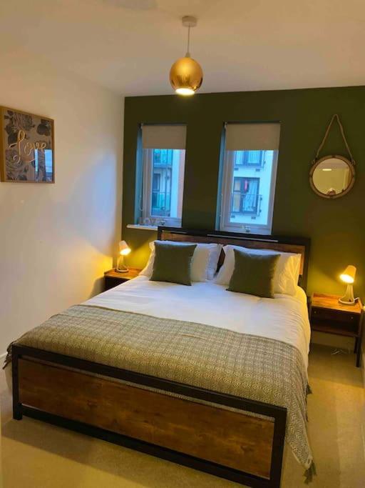 Luxury 2 Bedroom Waterfront Apartment With Balcony Newport Kültér fotó