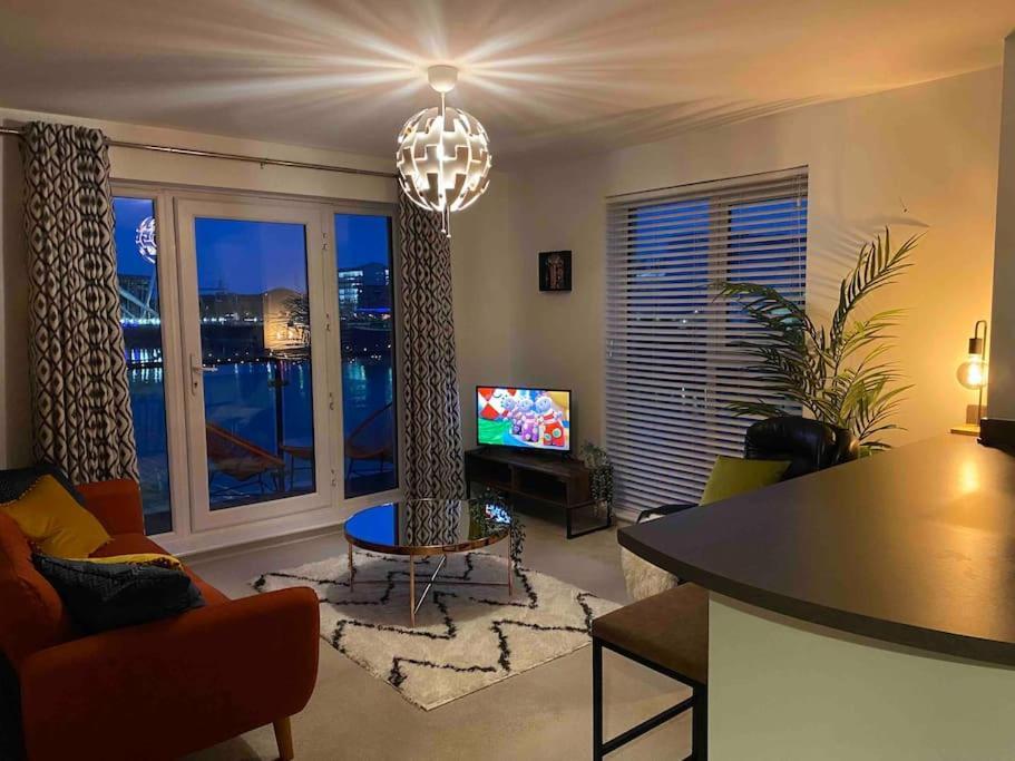 Luxury 2 Bedroom Waterfront Apartment With Balcony Newport Kültér fotó