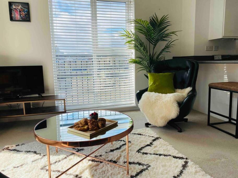 Luxury 2 Bedroom Waterfront Apartment With Balcony Newport Kültér fotó