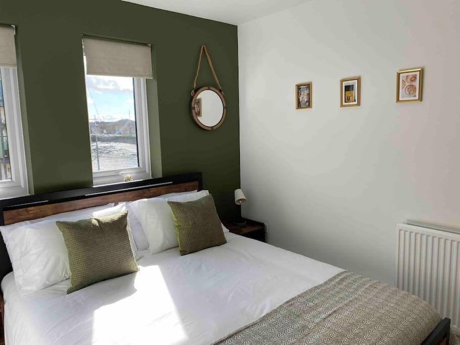 Luxury 2 Bedroom Waterfront Apartment With Balcony Newport Kültér fotó