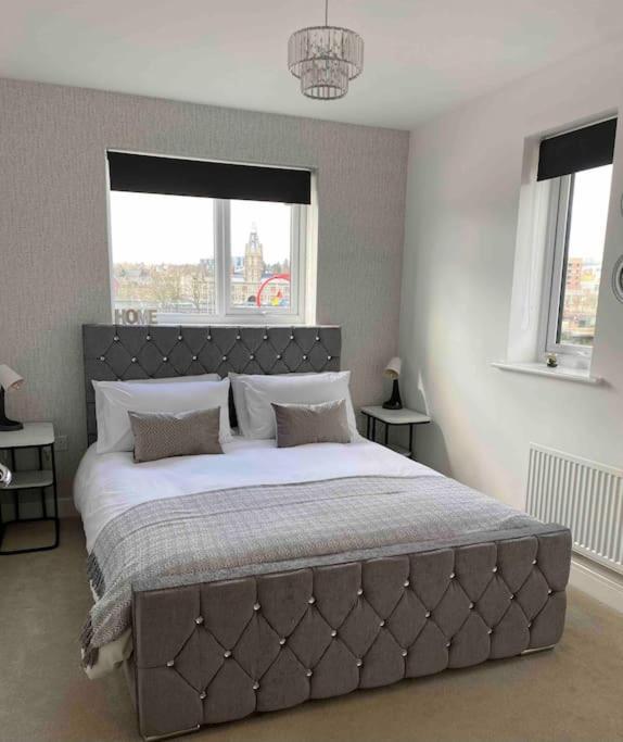 Luxury 2 Bedroom Waterfront Apartment With Balcony Newport Kültér fotó