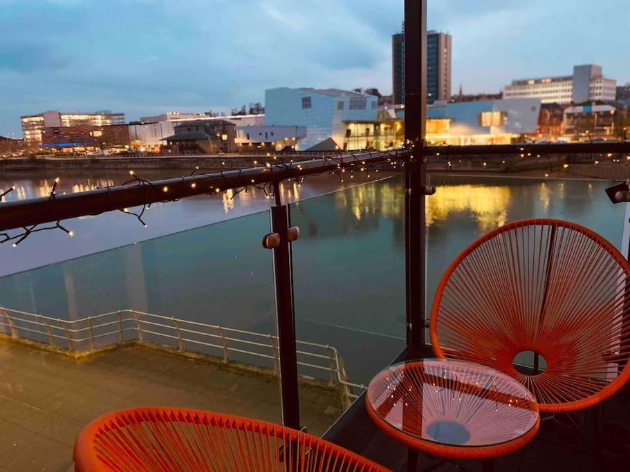 Luxury 2 Bedroom Waterfront Apartment With Balcony Newport Kültér fotó