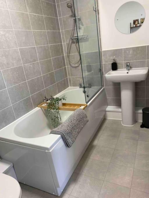 Luxury 2 Bedroom Waterfront Apartment With Balcony Newport Kültér fotó