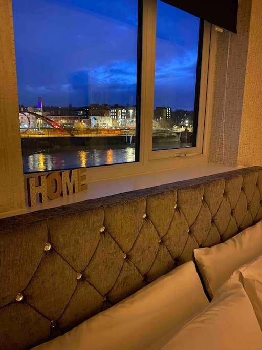 Luxury 2 Bedroom Waterfront Apartment With Balcony Newport Kültér fotó