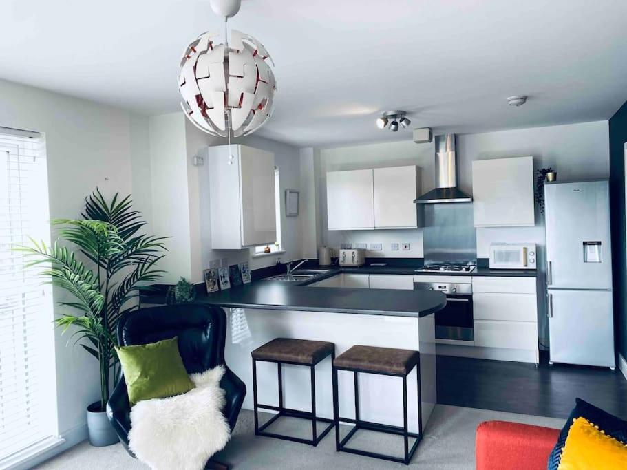 Luxury 2 Bedroom Waterfront Apartment With Balcony Newport Kültér fotó