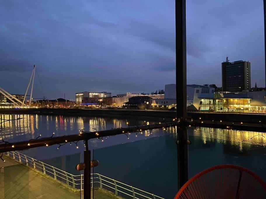 Luxury 2 Bedroom Waterfront Apartment With Balcony Newport Kültér fotó