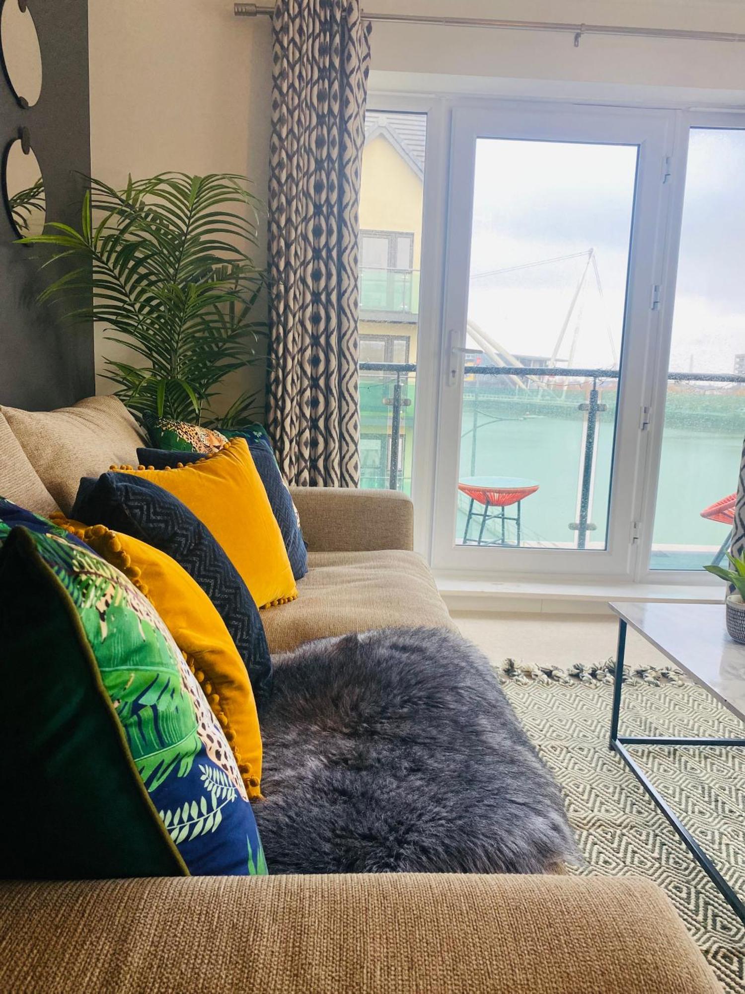 Luxury 2 Bedroom Waterfront Apartment With Balcony Newport Kültér fotó